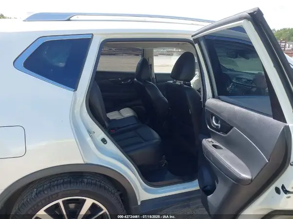 JN8AT2MVXJW308261 2018 NISSAN ROGUE - Image 8
