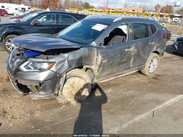 JN8AT2MVXJW311757 2018 NISSAN ROGUE - Image 2