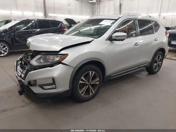 JN8AT2MVXJW318479 2018 NISSAN ROGUE - Image 2