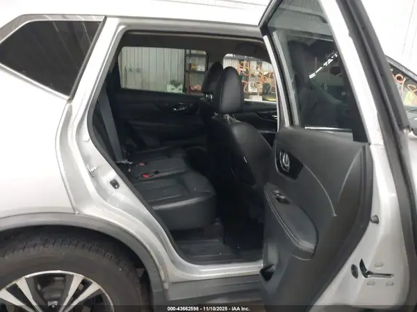 JN8AT2MVXJW318479 2018 NISSAN ROGUE - Image 8