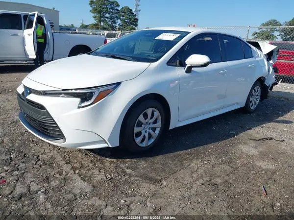 JTDBCMFE2S3102895 2025 TOYOTA COROLLA - Image 2