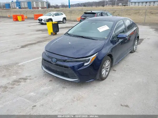 JTDBCMFE7PJ001872 2023 TOYOTA COROLLA - Image 2