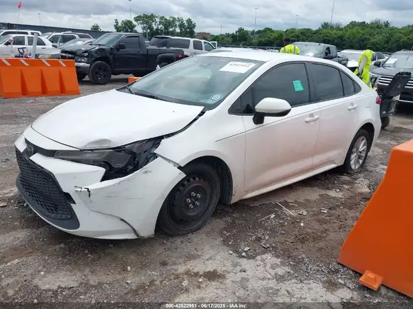 JTDVPMAE5NJ202319 2022 TOYOTA COROLLA - Image 2