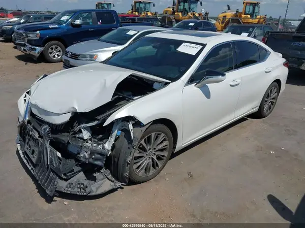 JTHB21B10K2032936 2019 LEXUS ES - Image 2