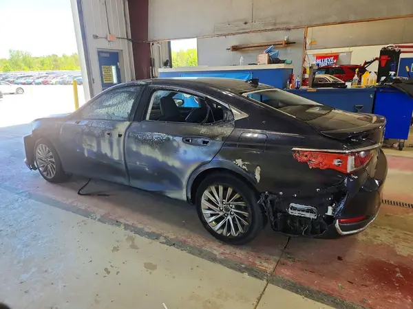 JTHB21B11K2005809 2019 LEXUS ES - Image 2