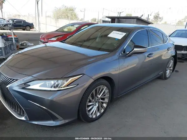 JTHB21B19K2037715 2019 LEXUS ES - Image 2