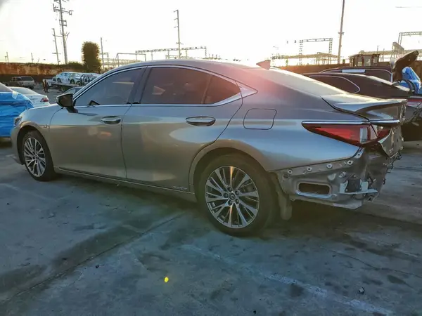 JTHB21B19K2038704 2019 LEXUS ES - Image 2
