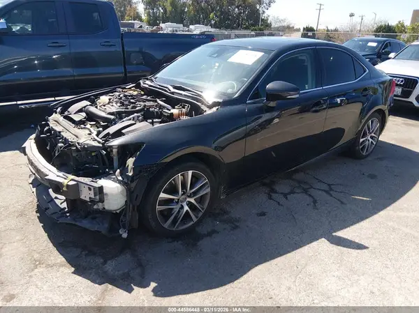 JTHBA1D25J5080020 2018 LEXUS IS - Image 2