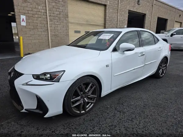 JTHBA1D2XJ5081762 2018 LEXUS IS - Image 2