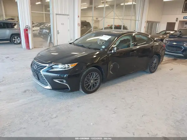 JTHBK1GG0J2263248 2018 LEXUS ES - Image 2