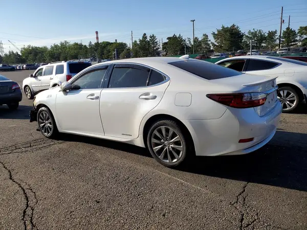 JTHBW1GG0J2190614 2018 LEXUS ES - Image 2