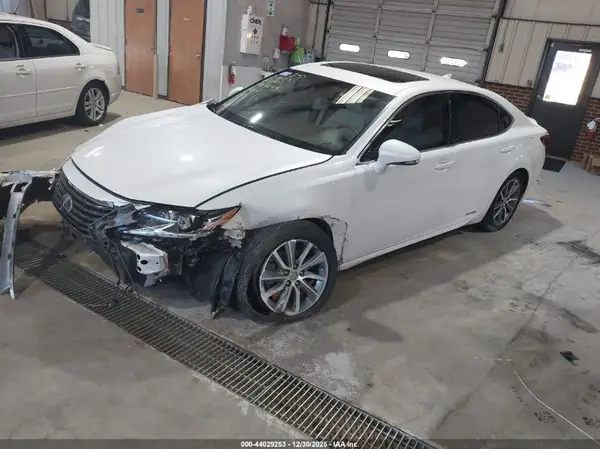 JTHBW1GG3H2144043 2017 LEXUS ES - Image 2
