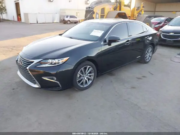 JTHBW1GG4J2190633 2018 LEXUS ES - Image 2