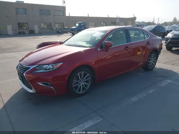 JTHBW1GG5J2193461 2018 LEXUS ES - Image 2