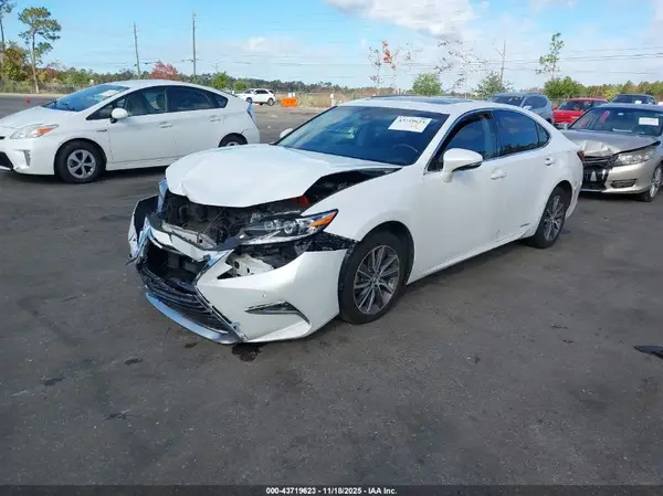 JTHBW1GGXH2137672 2017 LEXUS ES - Image 2