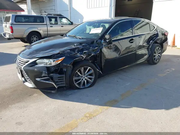 JTHBW1GGXH2164502 2017 LEXUS ES - Image 2