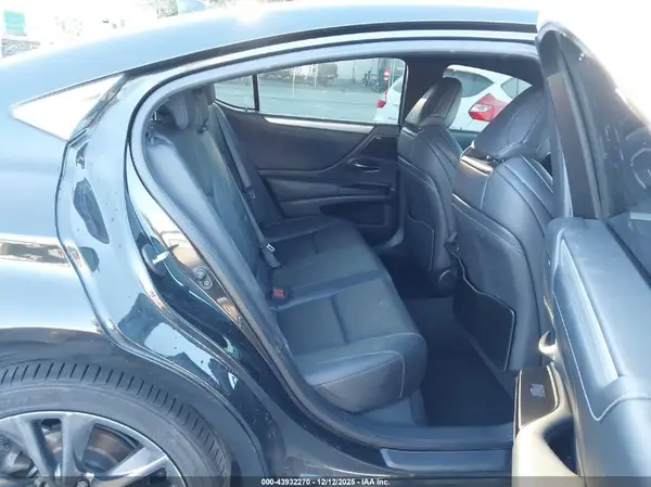 JTHBZ1B11K2003747 2019 LEXUS ES - Image 8