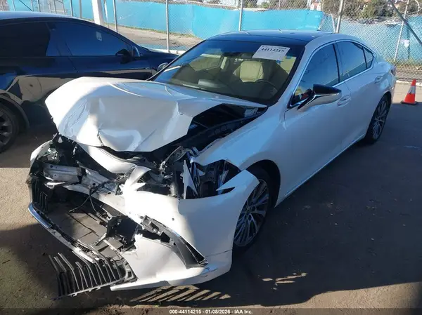 JTHBZ1B19K2005133 2019 LEXUS ES - Image 2