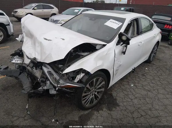 JTHBZ1B1XK2003780 2019 LEXUS ES - Image 2