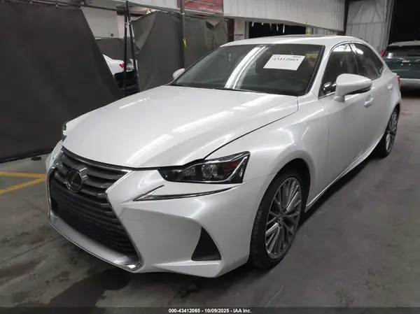 JTHC81D20J5029198 2018 LEXUS IS - Image 2