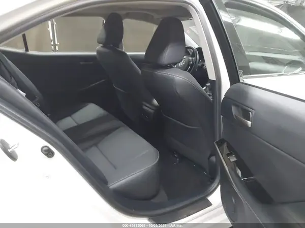 JTHC81D20J5029198 2018 LEXUS IS - Image 8