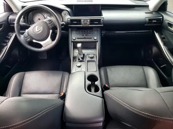 JTHC81D20K5033995 2019 LEXUS IS - Image 8