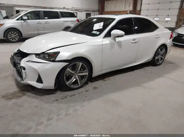 JTHC81D25J5031724 2018 LEXUS IS - Image 2