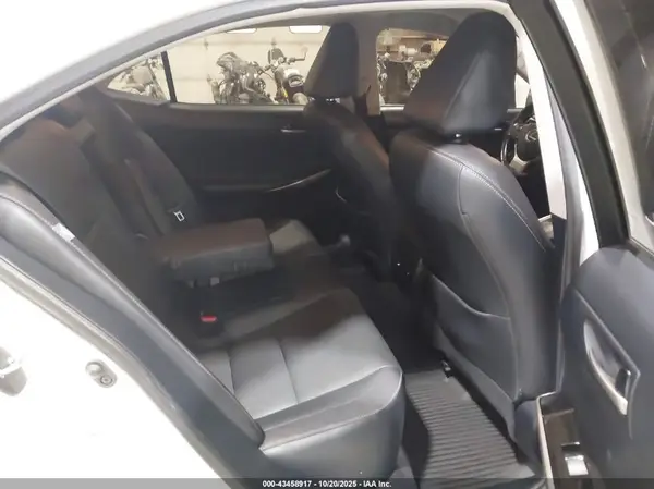 JTHC81D25J5031724 2018 LEXUS IS - Image 8