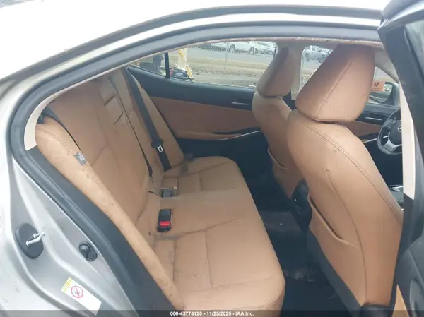 JTHC81D28J5026985 2018 LEXUS IS - Image 8