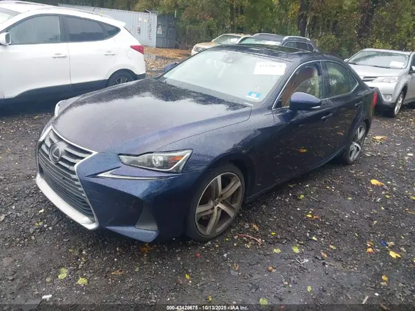 JTHC81D2XJ5028804 2018 LEXUS IS - Image 2