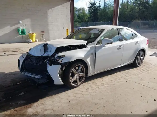 JTHC81D2XJ5030715 2018 LEXUS IS - Image 2