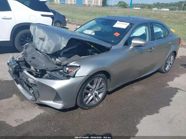 JTHC81D2XJ5031699 2018 LEXUS IS - Image 2