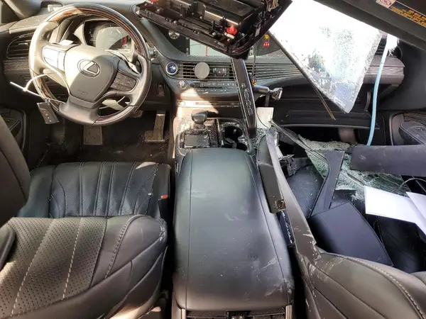JTHCYLFF6J5000428 2018 LEXUS LS - Image 8