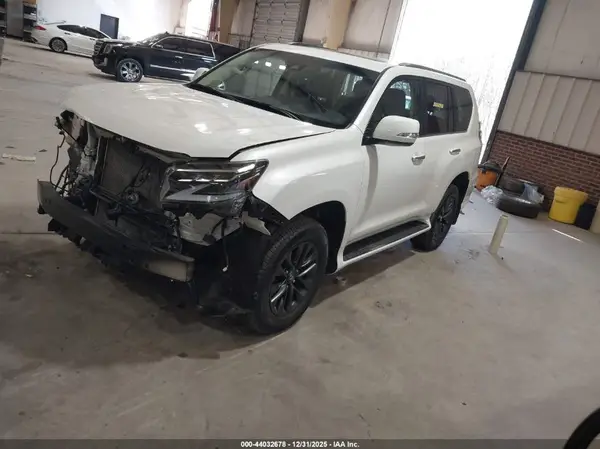 JTJAM7BX8N5335865 2022 LEXUS GX - Image 2