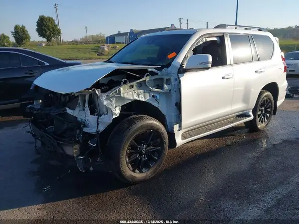JTJKM7BX2N5320024 2022 LEXUS GX - Image 2