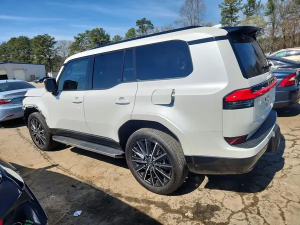 JTJVBCDX2S5050832 2025 LEXUS GX - Image 2