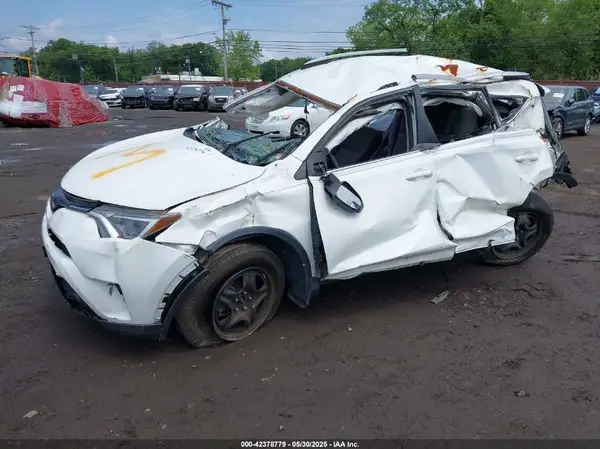 JTMBFREV3JJ185057 2018 TOYOTA RAV 4 - Image 2