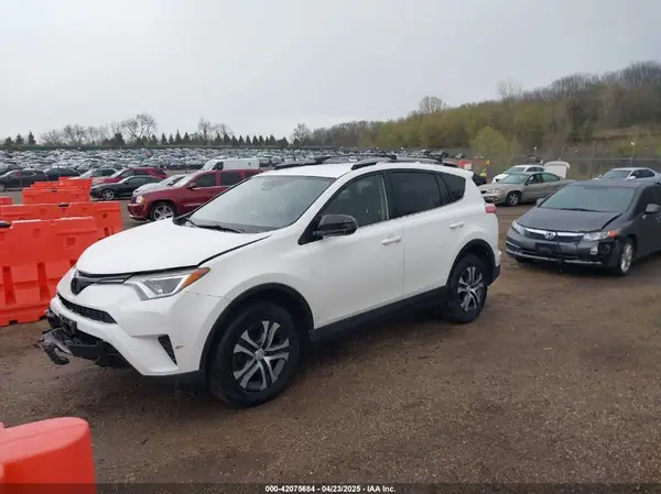 JTMBFREV8JJ722277 2018 TOYOTA RAV 4 - Image 2