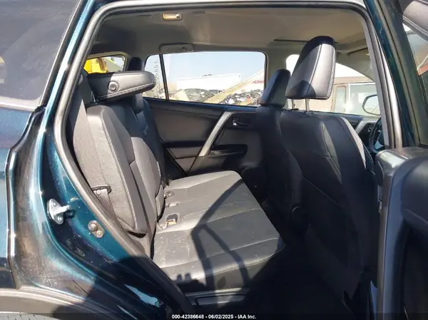 JTMDJREV2JD167395 2018 TOYOTA RAV 4 - Image 8