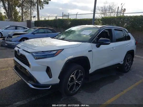 JTMEB3FV6RD186735 2024 TOYOTA RAV 4 - Image 2