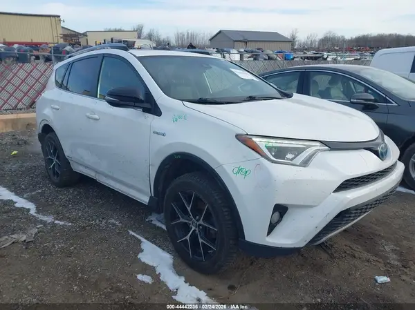 JTMJJREV2HD097975 2017 TOYOTA RAV 4 - Image 1