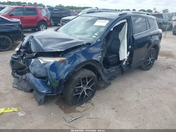 JTMJJREV6JD216018 2018 TOYOTA RAV 4 - Image 2