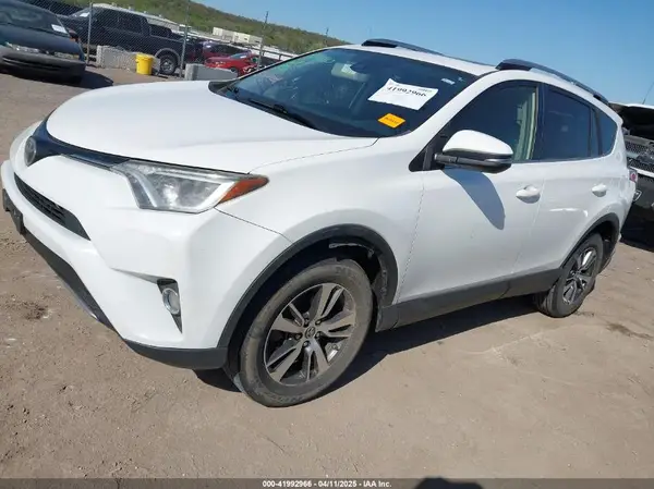 JTMRFREV3HJ174973 2017 TOYOTA RAV 4 - Image 2