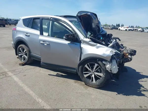 JTMRFREV8JD235920 2018 TOYOTA RAV 4 - Image 1