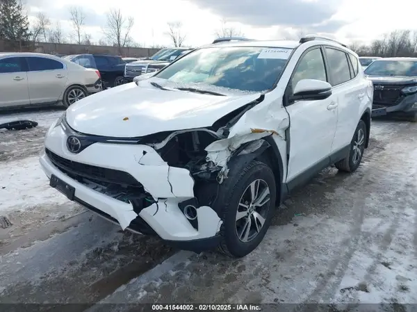 JTMRFREV8JJ746285 2018 TOYOTA RAV 4 - Image 2
