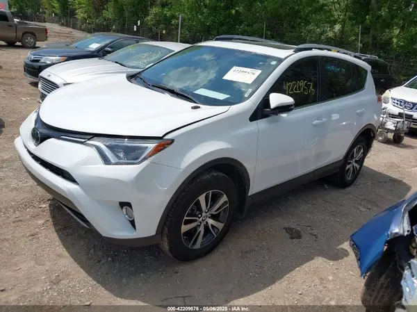 JTMRFREV9JD253813 2018 TOYOTA RAV 4 - Image 2