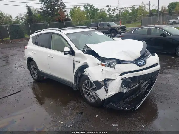 JTMRJREV0HD088968 2017 TOYOTA RAV 4 - Image 1