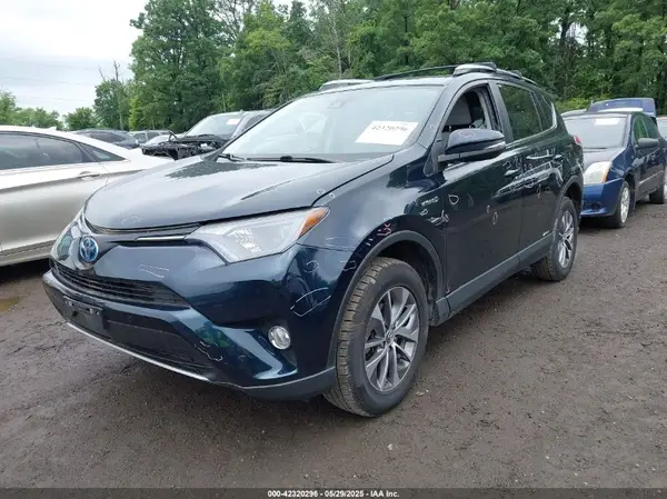 JTMRJREV1HD108256 2017 TOYOTA RAV 4 - Image 2