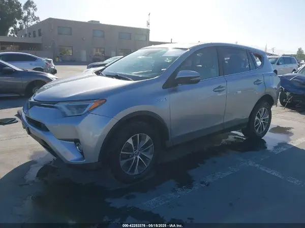 JTMRJREV1HD112145 2017 TOYOTA RAV 4 - Image 2