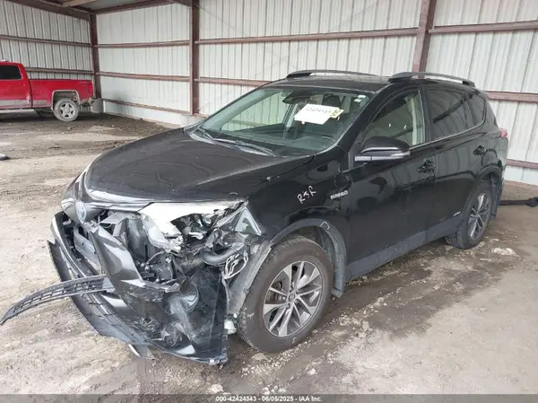 JTMRJREV1HD132802 2017 TOYOTA RAV 4 - Image 2